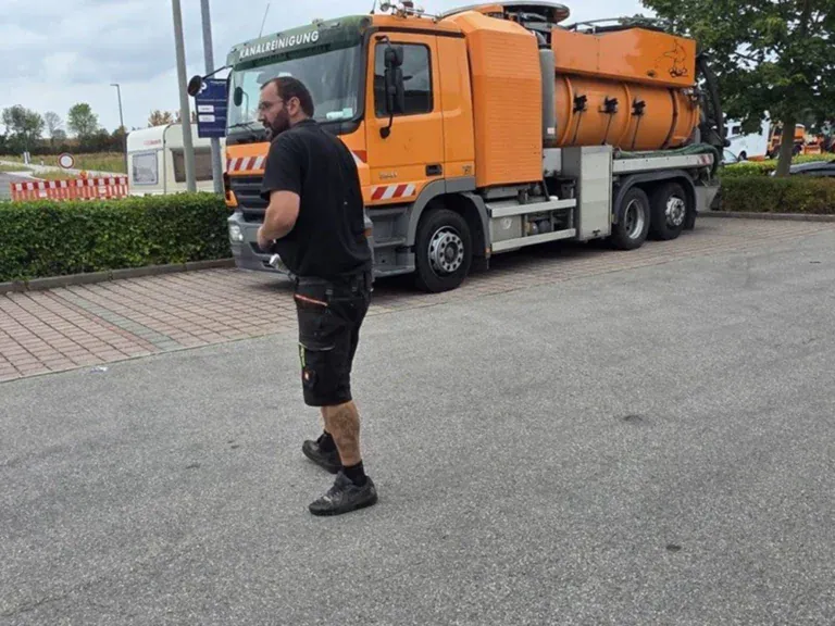 Rohrreinigung_Bauer_Chef_bei_der_Arbeit